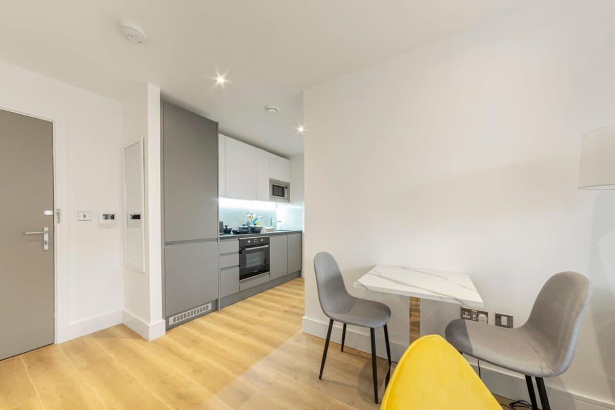 Modern And Stylish 1 Bed Apartment In East Grinstead Bagian luar foto